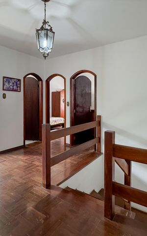 Casa à venda com 192m², 3 quartos e 5 vagas Casa à venda com 192m², 3 quartos e 5 vagasEscada