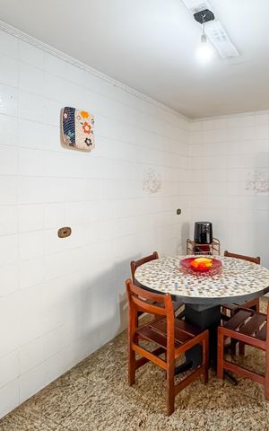 Casa à venda com 192m², 3 quartos e 5 vagas Casa à venda com 192m², 3 quartos e 5 vagasCozinha
