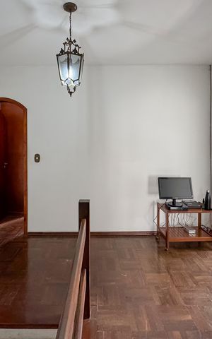 Casa à venda com 192m², 3 quartos e 5 vagas Casa à venda com 192m², 3 quartos e 5 vagasEscada
