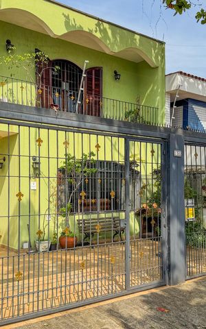 Casa à venda com 192m², 3 quartos e 5 vagas Casa à venda com 192m², 3 quartos e 5 vagasFachada