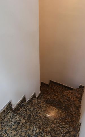 Casa de condomínio à venda com 86m², 2 quartos e 2 vagasEscada