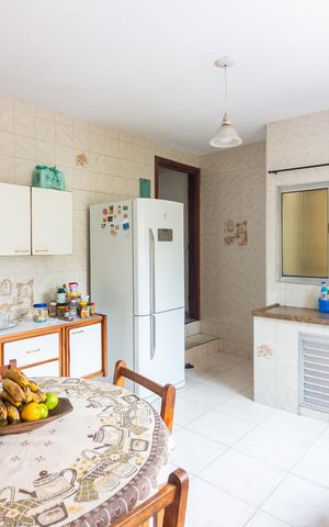 Casa à venda com 110m², 3 quartos e 2 vagas Casa à venda com 110m², 3 quartos e 2 vagasCozinha
