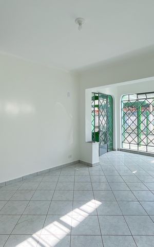 Casa à venda com 100m², 2 quartos e 2 vagas Casa à venda com 100m², 2 quartos e 2 vagasSala