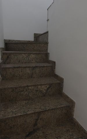 Casa à venda com 134m², 3 quartos e 2 vagasEscada