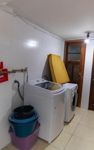 Casa de condomínio à venda com 245m², 4 quartos e 2 vagas Casa de condomínio à venda com 245m², 4 quartos e 2 vagasÁrea de Serviço