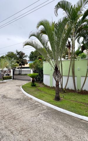 Casa de condomínio à venda com 240m², 2 quartos e 2 vagas Casa de condomínio à venda com 240m², 2 quartos e 2 vagasFachada Condomínio