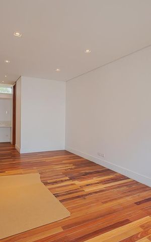 Casa à venda com 359m², 4 quartos e 2 vagasSuíte 1