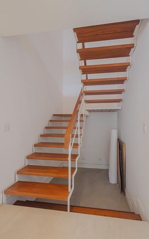 Casa à venda com 359m², 4 quartos e 2 vagasEscada