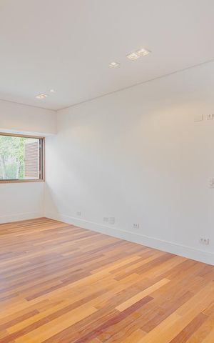 Casa à venda com 359m², 4 quartos e 2 vagasSala de TV