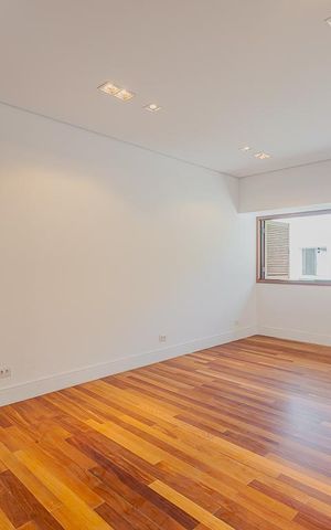 Casa à venda com 359m², 4 quartos e 2 vagasSala de TV