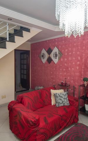 Casa à venda com 131m², 3 quartos e 4 vagas Casa à venda com 131m², 3 quartos e 4 vagasSala