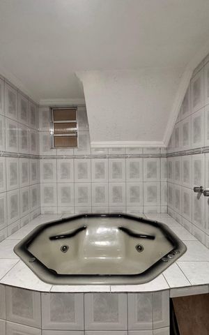 Casa à venda com 220m², 4 quartos e 3 vagas Casa à venda com 220m², 4 quartos e 3 vagasBanheiro 2