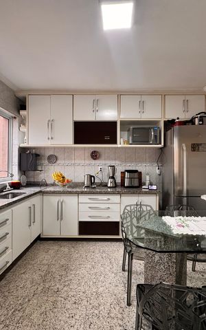 Casa à venda com 220m², 4 quartos e 3 vagas Casa à venda com 220m², 4 quartos e 3 vagasCozinha