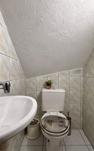 Casa à venda com 220m², 4 quartos e 3 vagas Casa à venda com 220m², 4 quartos e 3 vagasLavabo 2