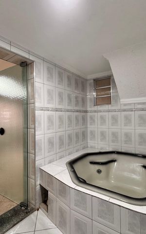 Casa à venda com 220m², 4 quartos e 3 vagas Casa à venda com 220m², 4 quartos e 3 vagasBanheiro 2