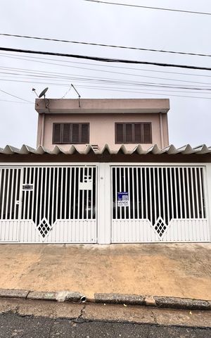 Casa à venda com 220m², 4 quartos e 3 vagas Casa à venda com 220m², 4 quartos e 3 vagasFachada + plaquinha