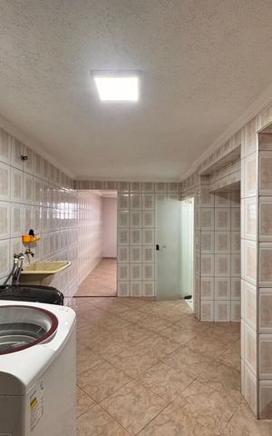Casa à venda com 220m², 4 quartos e 3 vagas Casa à venda com 220m², 4 quartos e 3 vagasLavanderia