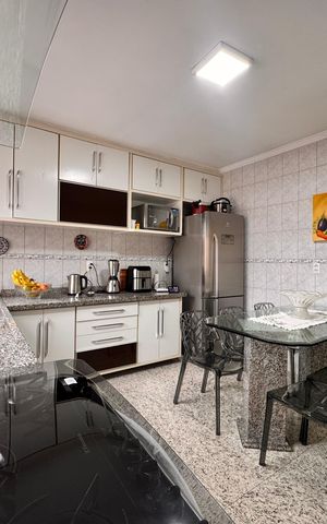 Casa à venda com 220m², 4 quartos e 3 vagas Casa à venda com 220m², 4 quartos e 3 vagasCozinha