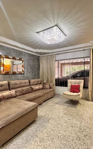 Casa à venda com 220m², 4 quartos e 3 vagas Casa à venda com 220m², 4 quartos e 3 vagasSala