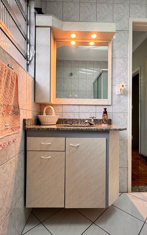 Casa à venda com 220m², 4 quartos e 3 vagas Casa à venda com 220m², 4 quartos e 3 vagasBanheiro