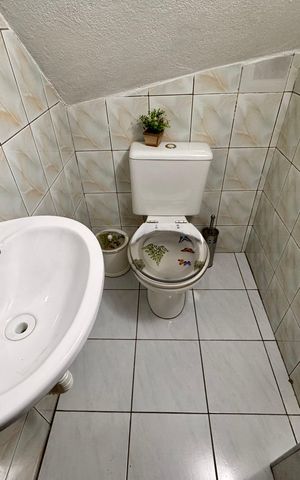 Casa à venda com 220m², 4 quartos e 3 vagas Casa à venda com 220m², 4 quartos e 3 vagasLavabo 2