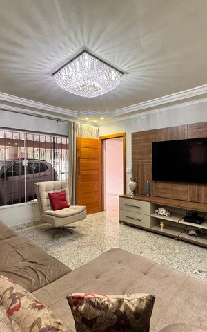Casa à venda com 220m², 4 quartos e 3 vagas Casa à venda com 220m², 4 quartos e 3 vagasSala