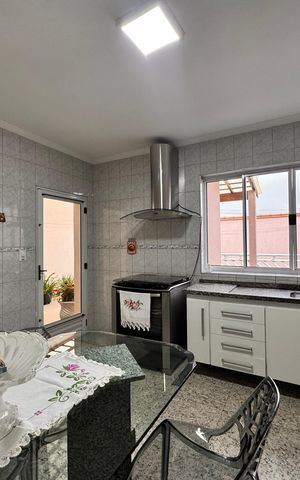 Casa à venda com 220m², 4 quartos e 3 vagas Casa à venda com 220m², 4 quartos e 3 vagasCozinha