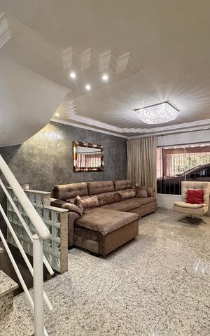 Casa à venda com 220m², 4 quartos e 3 vagas Casa à venda com 220m², 4 quartos e 3 vagasSala