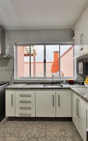 Casa à venda com 220m², 4 quartos e 3 vagas Casa à venda com 220m², 4 quartos e 3 vagasCozinha