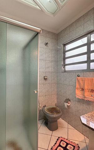 Casa à venda com 220m², 4 quartos e 3 vagas Casa à venda com 220m², 4 quartos e 3 vagasBanheiro