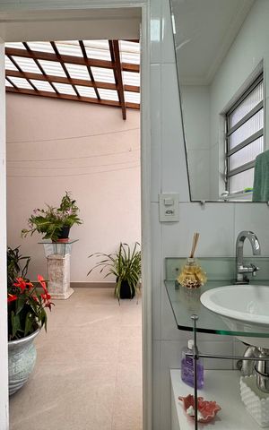 Casa à venda com 220m², 4 quartos e 3 vagas Casa à venda com 220m², 4 quartos e 3 vagasLavabo