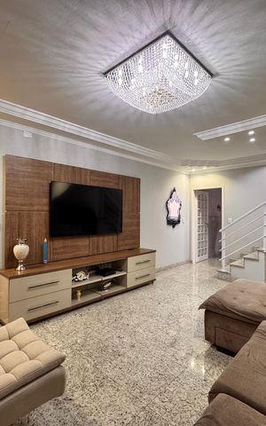 Casa à venda com 220m², 4 quartos e 3 vagas Casa à venda com 220m², 4 quartos e 3 vagasSala