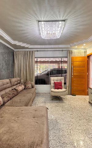 Casa à venda com 220m², 4 quartos e 3 vagas Casa à venda com 220m², 4 quartos e 3 vagasSala