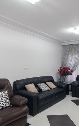 Casa à venda com 245m², 5 quartos e 4 vagas Casa à venda com 245m², 5 quartos e 4 vagasSala