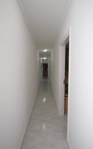 Casa à venda com 245m², 5 quartos e 4 vagas Casa à venda com 245m², 5 quartos e 4 vagasCorredor