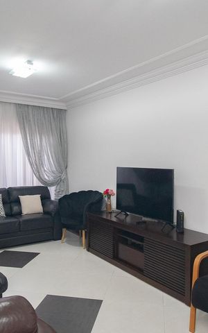 Casa à venda com 245m², 5 quartos e 4 vagas Casa à venda com 245m², 5 quartos e 4 vagasSala