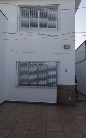 Casa à venda com 245m², 5 quartos e 4 vagas Casa à venda com 245m², 5 quartos e 4 vagasQuintal