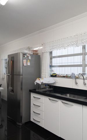 Casa à venda com 245m², 5 quartos e 4 vagas Casa à venda com 245m², 5 quartos e 4 vagasCozinha