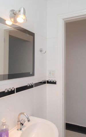 Casa à venda com 245m², 5 quartos e 4 vagas Casa à venda com 245m², 5 quartos e 4 vagasLavabo