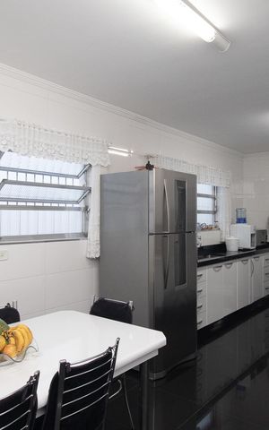 Casa à venda com 245m², 5 quartos e 4 vagas Casa à venda com 245m², 5 quartos e 4 vagasCozinha