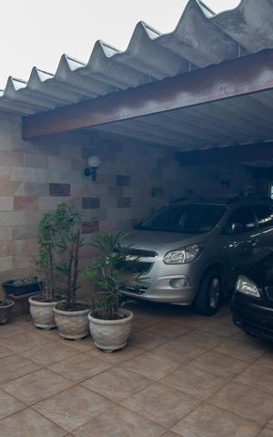 Casa à venda com 245m², 5 quartos e 4 vagas Casa à venda com 245m², 5 quartos e 4 vagasGaragem