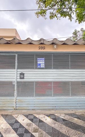 Casa à venda com 240m², 3 quartos e 2 vagas Casa à venda com 240m², 3 quartos e 2 vagasFachada