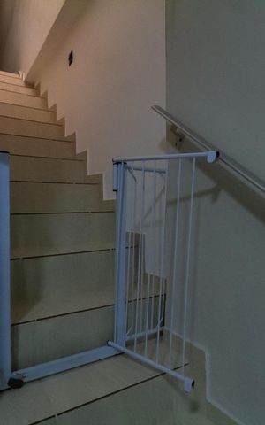 Casa à venda com 240m², 3 quartos e 2 vagas Casa à venda com 240m², 3 quartos e 2 vagasEscada