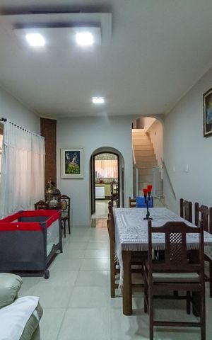 Casa à venda com 240m², 3 quartos e 2 vagas Casa à venda com 240m², 3 quartos e 2 vagasSala