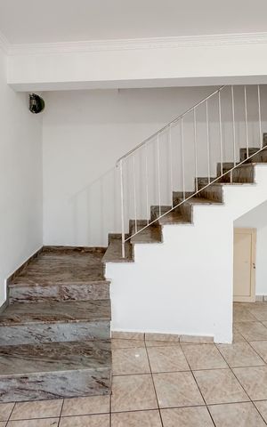Casa à venda com 160m², 2 quartos e 1 vaga Casa à venda com 160m², 2 quartos e 1 vagaEscada