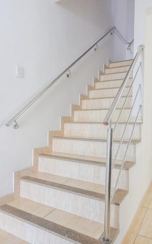 Casa para alugar com 180m², 4 quartos e 2 vagas Casa para alugar com 180m², 4 quartos e 2 vagasEscada