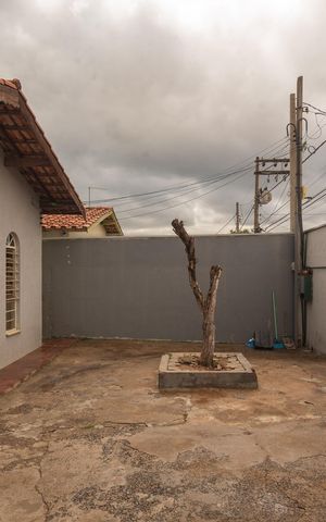 Casa à venda com 250m², 2 quartos e 8 vagas Casa à venda com 250m², 2 quartos e 8 vagasJardim