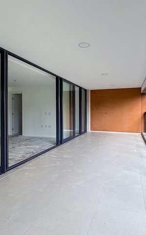 Apartamento à venda com 157m², 4 quartos e 2 vagas Apartamento à venda com 157m², 4 quartos e 2 vagasVaranda