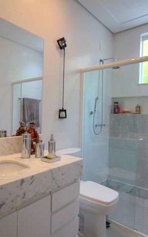Casa à venda com 221m², 2 quartos e 4 vagasBanheiro da Suíte 1