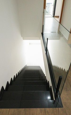 Casa à venda com 220m², 3 quartos e 4 vagas Casa à venda com 220m², 3 quartos e 4 vagasEscada/Corredor